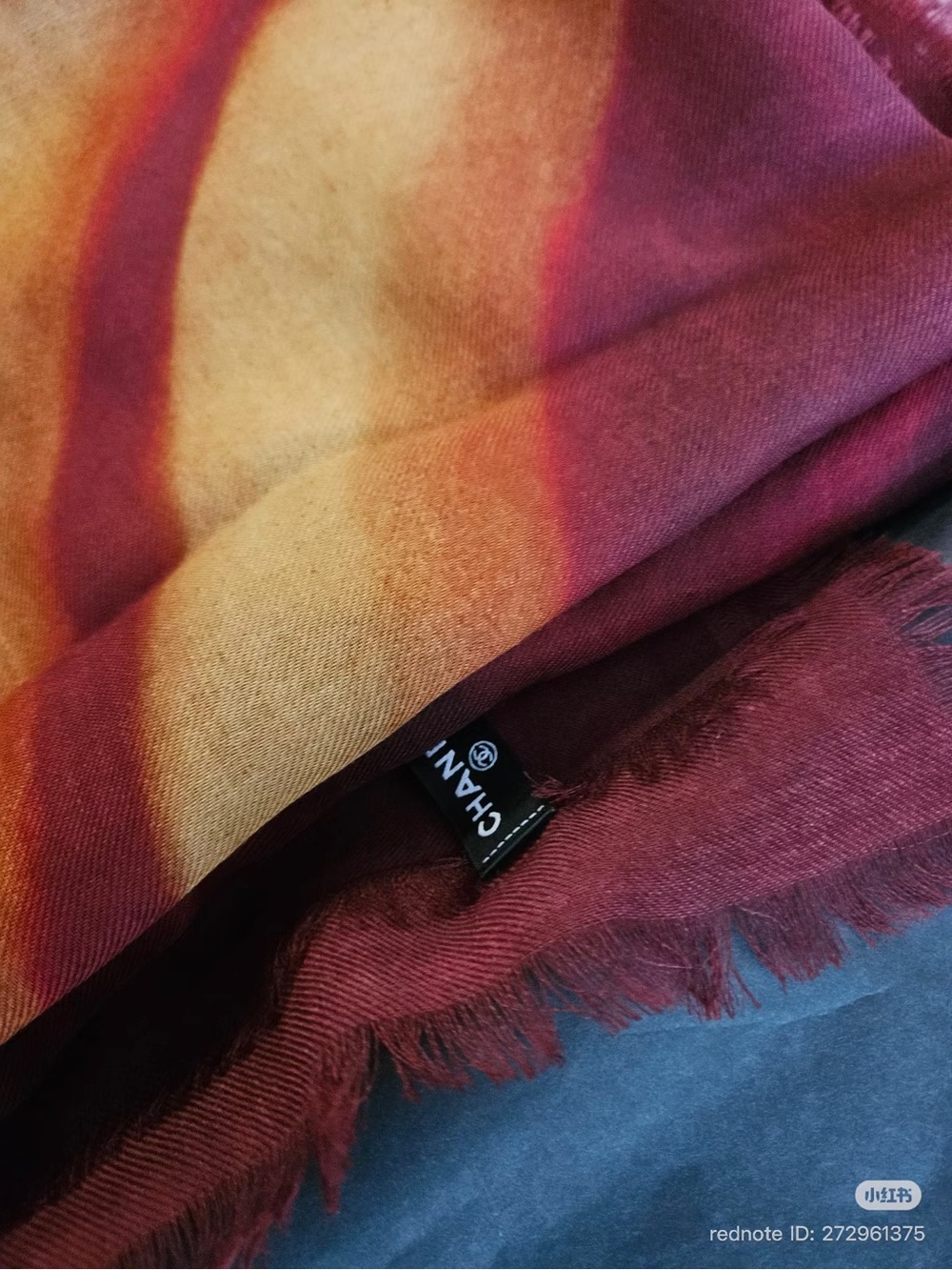 CHANEL VIC gift 2026 red horse soft scarf cashmere No box Used once - Picture 7 of 9